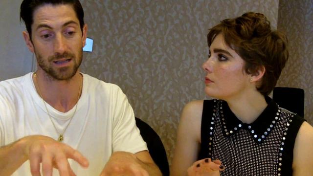 SDCC 2015: Salem - Iddo Goldberg and Elise Eberle (Isaac Walton, Mercy Lewis) смотреть онлайн