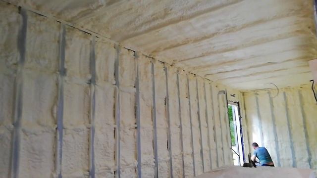 контейнер морской 12 метров  утеплили методом напыления ппу толщиной 70мм.