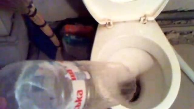 очистка забитого унитаза пластиковой бутылкой / cleaning the clogged toilet with a plastic bottle / смотреть онлайн