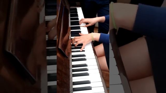 Девочка очень красиво играет на фортепиано.Музыка ангелов Моцарт. смотреть онлайн
