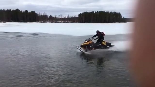 Summit 600 E-tec по воде без проблем!