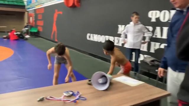 Соревнования по вольной борьбе среди юношей в Чечне. Туаев - Салтагареев. смотреть онлайн