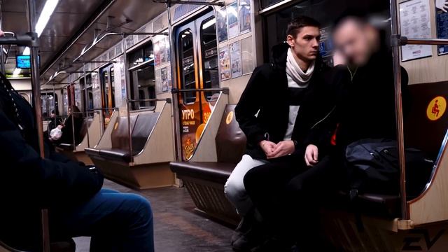 ПРАНК: РЕЖУ ЛЮДЯМ НАУШНИКИ В МЕТРО | ПОДАРИЛ AIRPODS смотреть онлайн