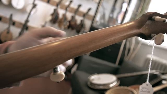 The Best Wood for a Banjo Neck : Banjo Basics смотреть онлайн