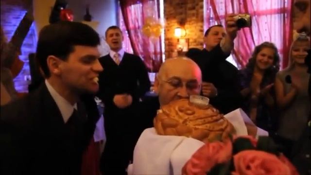 Как правильно откусить свадебный каравай... смотреть онлайн