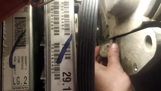 Снимаем ремень привода Volvo s60, s80, двигатель 2.4 смотреть онлайн