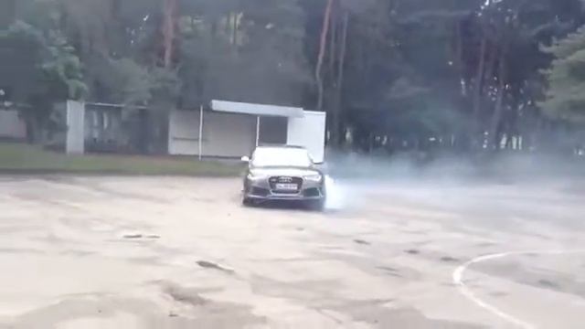AUDI RS6 DRIFTING & BURNOUT смотреть онлайн