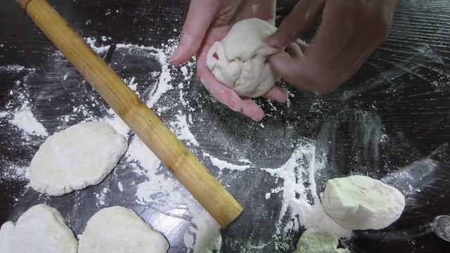 Жареные пирожки с начинкой. Пирожки "Бомбочки" с колбасой помидором и сыром. смотреть онлайн