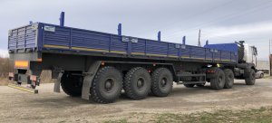 Полуприцеп- тяжеловоз МАЗ 975800-2054 (32т, бортовой, коники, шины 16.00R20 Бел-95, 13.5м, 1650 мм