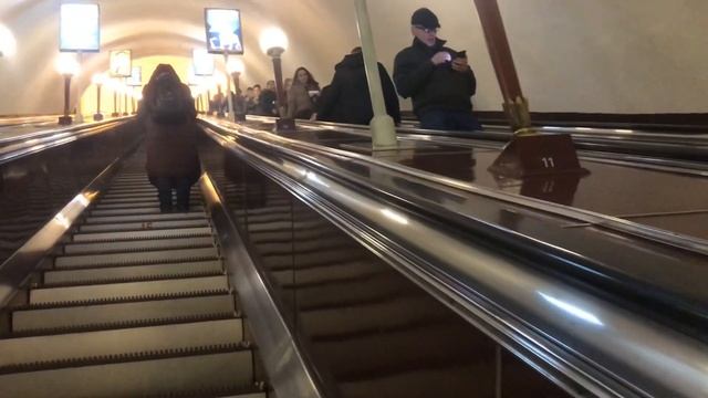 Подъём в вестибюль и выход из вестибюля станции метрополитена "Балтийская" смотреть онлайн