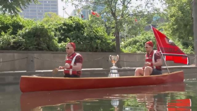 Justin Trudeau hands Grey Cup to RCMP officers смотреть онлайн