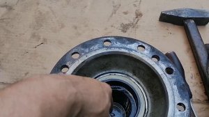 Скания.  Ступица заднего моста мокнет ,причины.