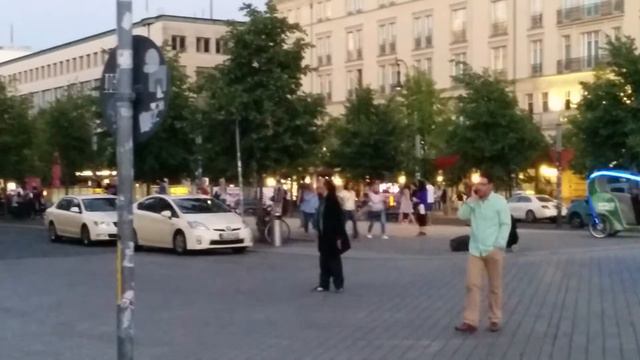 Crazy french dude at French embassy in Berlin смотреть онлайн