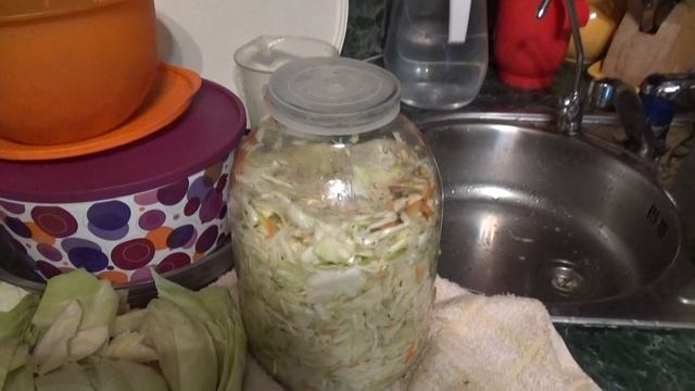 Маринованная капуста на зиму очень вкусная хрустящая ,стоит 2 года без изменений.#капустамаринованн смотреть онлайн