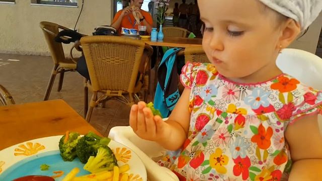 Ребенок ест брокколи. смотреть онлайн