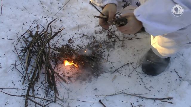 Как быстро разжечь костер зимой | Идеальная растопка | Лесной чай смотреть онлайн
