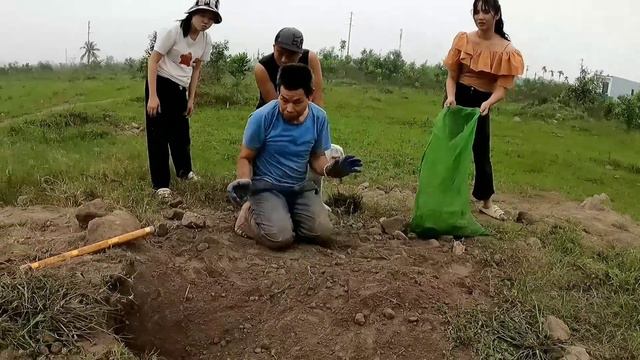 6 brave hunters let pitbull confront the ferocious python to rescue the beautiful girl. смотреть онлайн