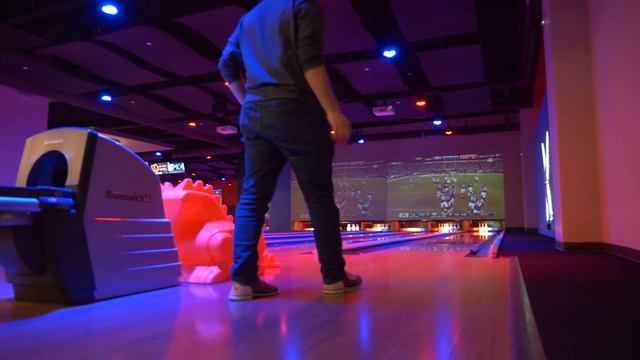 Cary, Marc, Mass, Preston and Charles Go Bowling смотреть онлайн