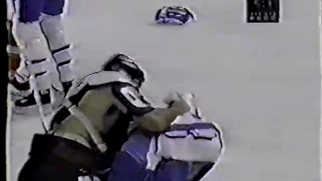 Eric Lindros vs Chris Simon - Sep 13, 1994 смотреть онлайн