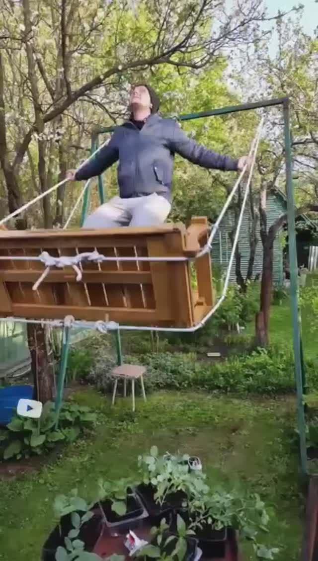 Испытание качелей! Друг счастлив!