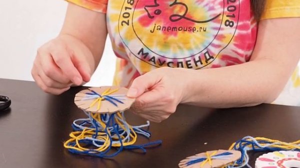 Как плести шнур кумихимо или браслет дружбы. Фенечки из ниток на круглом станке