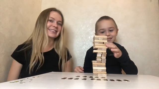 Саша играет в Дженгу смотреть онлайн