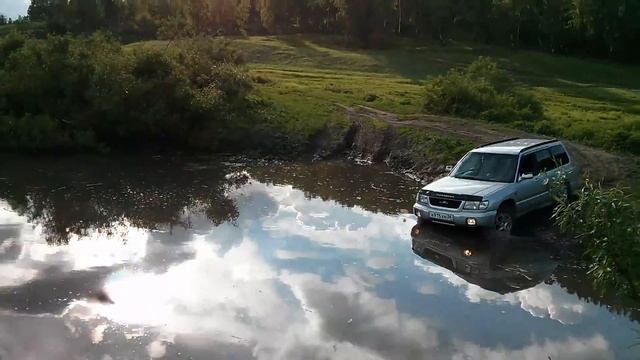 Субару Форестер преодолевает водную преграду смотреть онлайн