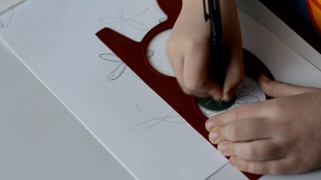 Развиваем мелкую моторику. Линейка-спирограф. смотреть онлайн