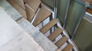 лестница на второй этаж в узком проёме