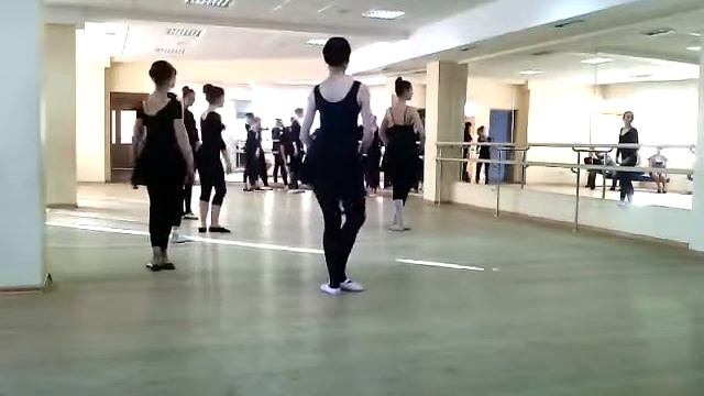 Adagio (середина зала). Балетная студия "Солнышко" (”Soarele”) смотреть онлайн