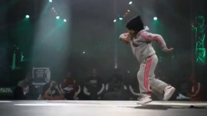 Маленькая девочка классно танцует брейк данс.