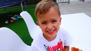 Крис и Мама Приключения с надувным бассейном