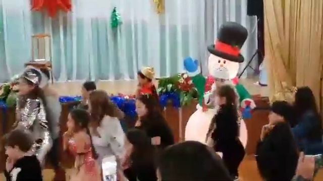 Новогодний флешмоб 6"Г" класса. смотреть онлайн