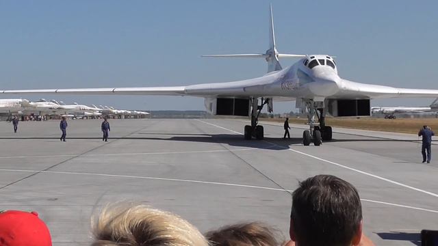 Ту-160 «Николай Кузнецов» и «Валерий Чкалов» рулежка смотреть онлайн