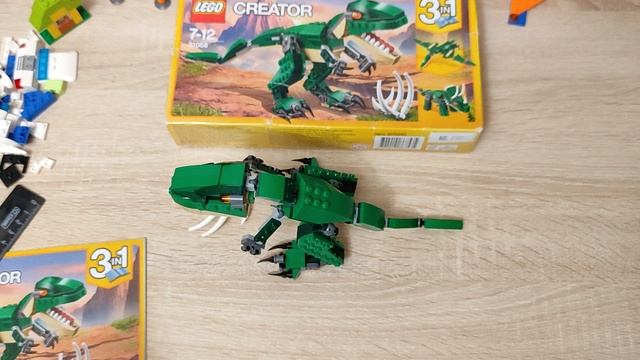 Обзор набора LEGO Creator 31058 Грозный динозавр в собранном состоянии