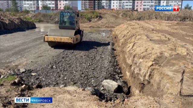 Смотрите в 21:05. В микрорайоне «Строитель» Хабаровска готовится заливка фундамента школы смотреть онлайн