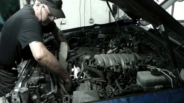 Toyota Lend Cruiser 100 двс 2UZ-FE замена грм и сальников клапанов, без снятия гбц. част 1 смотреть онлайн