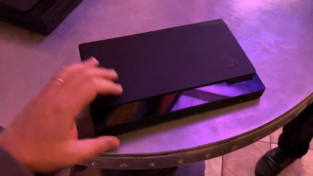 モトローラの折りたたみスマホを曲げてみました смотреть онлайн