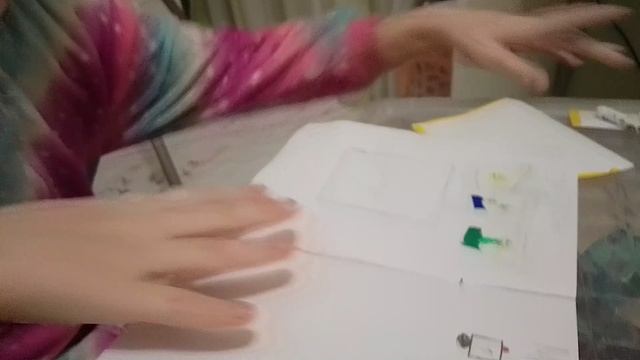 клеим наклейки
