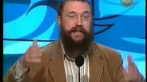 Злобные престарелые бабищи нападают на молодого Германа Стерлигова. Стерлигов героиски воюет.