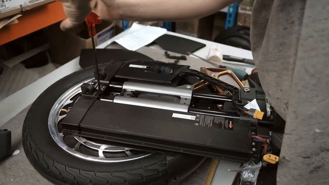 Разбираем Kingsong S18 v2 910Wh (teardown) смотреть онлайн