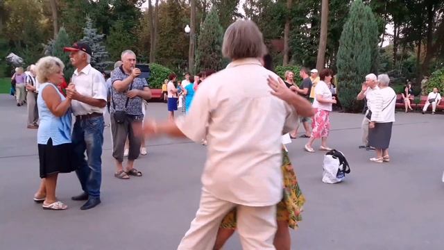 С РОЗОЮ КРАСИВОЮ! ТАНЦЫ В ПАРКЕ ГОРЬКОГО ХАРЬКОВ смотреть онлайн