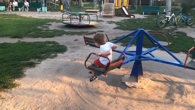 ВЛОГ: Кирилл катается на каруселях и играет в детском парке смотреть онлайн