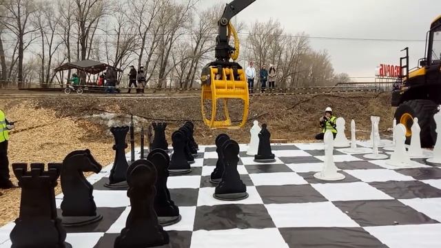 Огромные харвестеры играют в шахматы смотреть онлайн