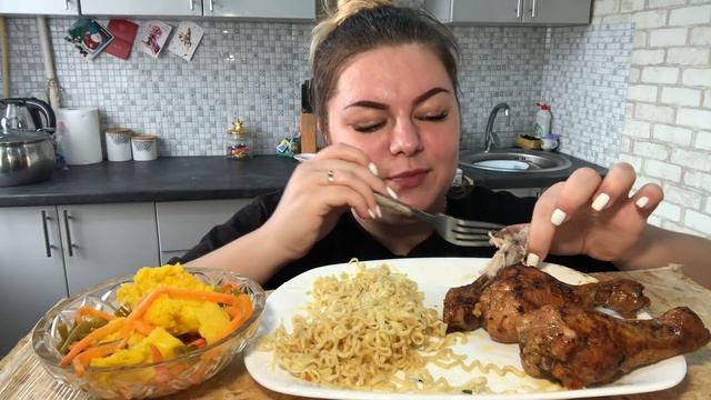 Мукбанг! Лапша, куриные ножки, цветная капуста маринованная .