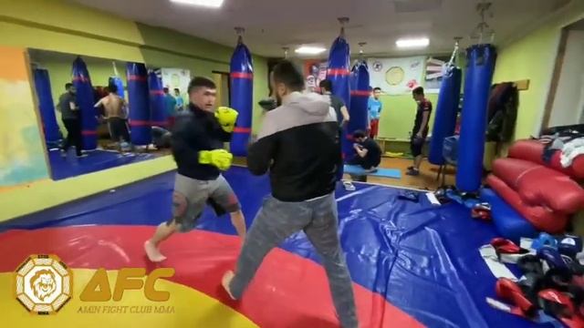 AMIN FIGHT CLUB. ЭМОМАЛИ РАБОТАЕТ НА ЛАПА НАШЕ ЗАДАЧЕ ДАВИТ ЛАПА ШАПАК смотреть онлайн