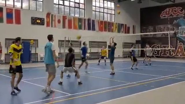 Волейбол. Упражнения. Техничка. Доводка снизу из трех зон.Передача сверху.Переключения.(2 связующих смотреть онлайн