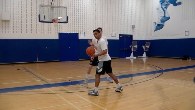How To Blow By Your Defender | Read & React | Pro Training Basketball смотреть онлайн