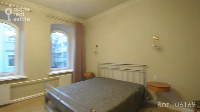 Камин в полу и кованный кухонный гарнитур в 3-комнатной квартире смотреть онлайн