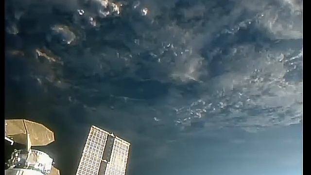 В космосе, в далеке от МКС появился мерцающий обьект с ярким светом.30.12..2017 смотреть онлайн